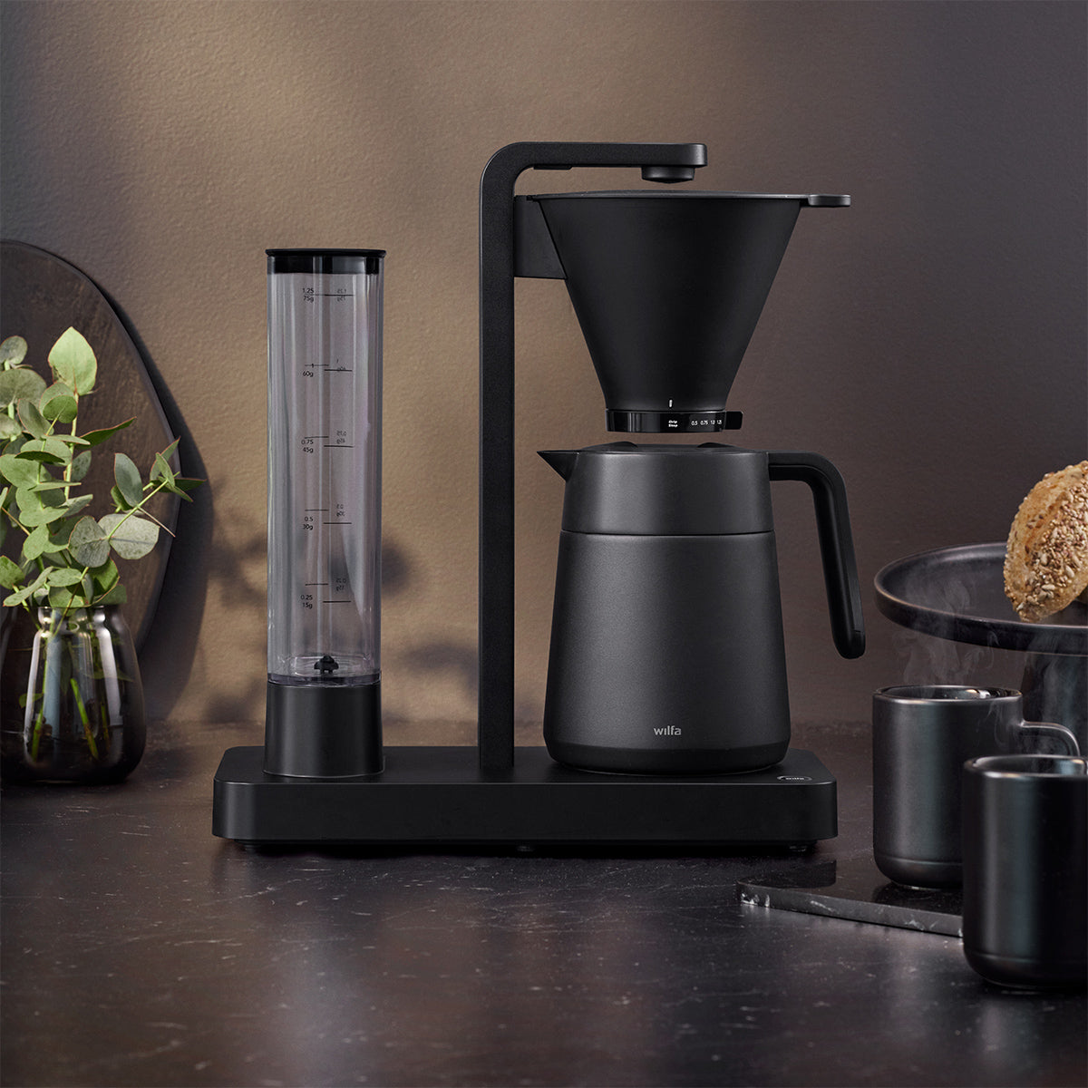 Wilfa Performance Thermo Coffee Maker + Svart Aroma Precision Coffee Grinder (Black) Bundle